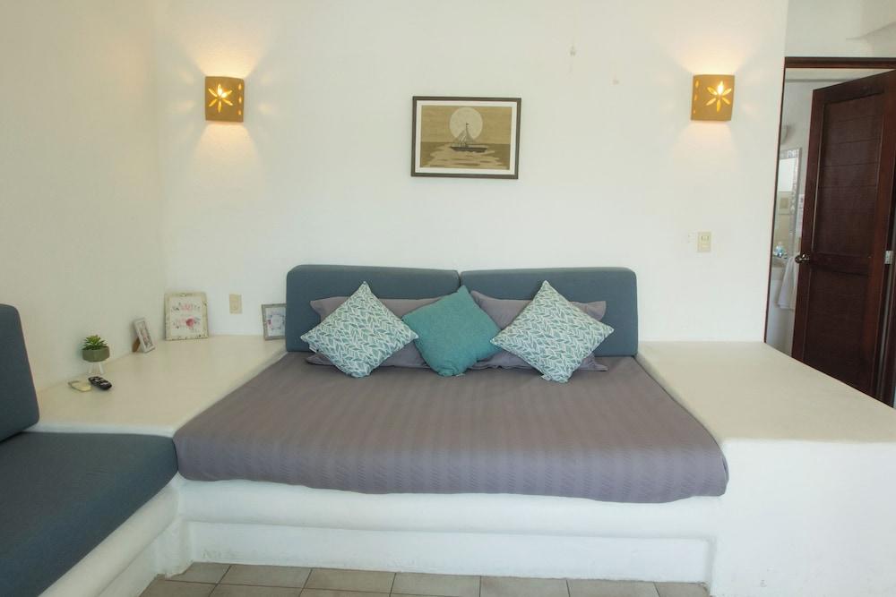 Apt. with Jacuzzi Ixt. Zihuatanejo 3 BR