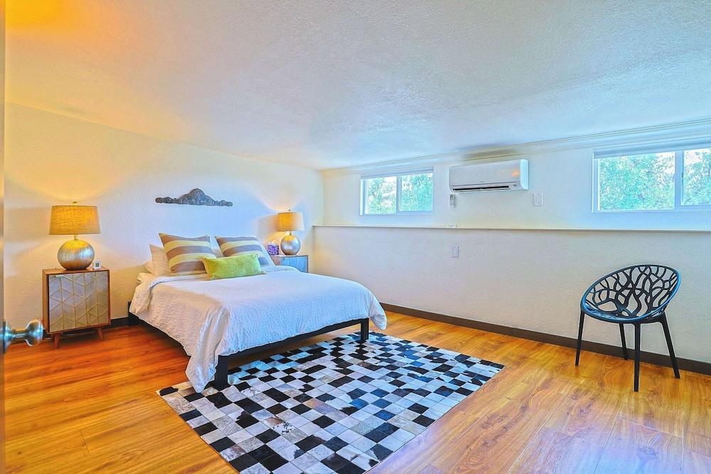 Willie's Hill Country Hideaway - Stay for 8 With Hot Tub & Fire Pit