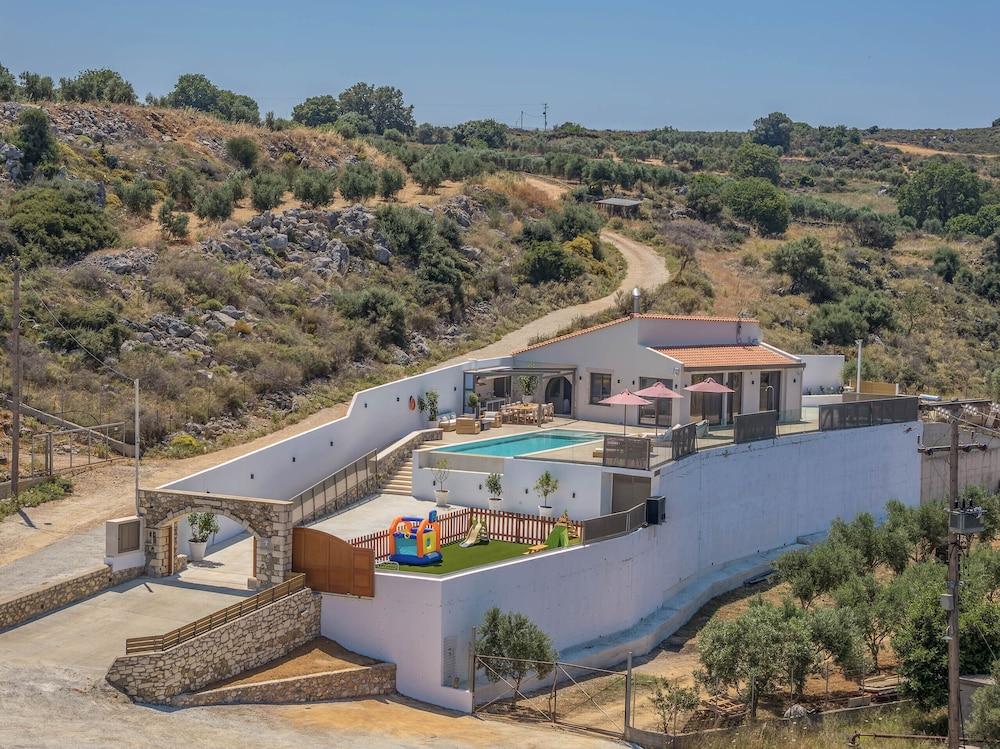 Luxury Villa Maximus - With Private Heated Pool