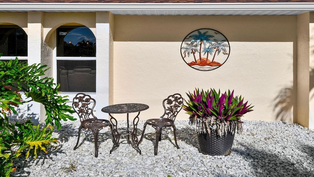 Just Chill Modern Canal Villa w Heated Pool