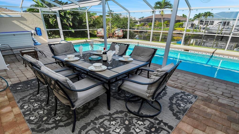 Just Chill Modern Canal Villa w Heated Pool