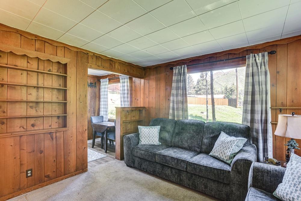 Dog Friendly: Cabin w/ Yard & Mtn Views in Cascade