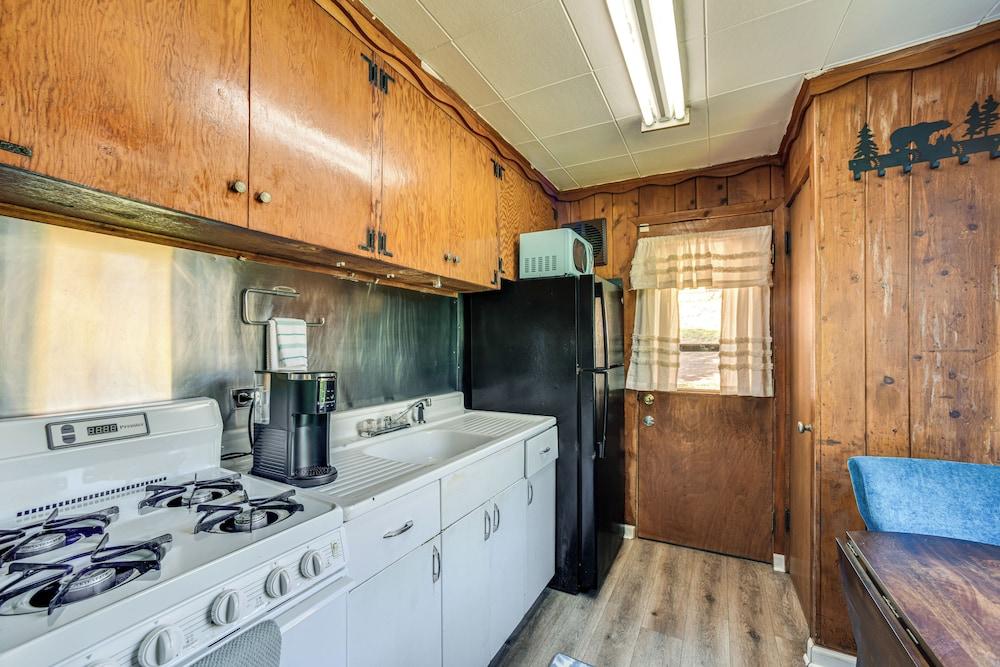 Dog Friendly: Cabin w/ Yard & Mtn Views in Cascade