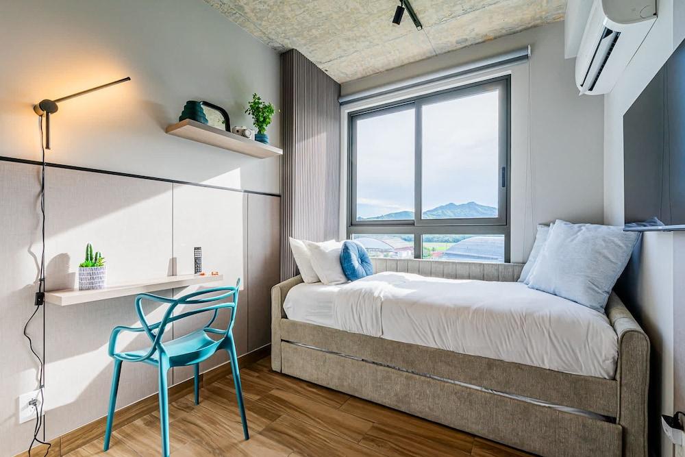 w Elegant 2BR Apartment in the Heart of Centriqo