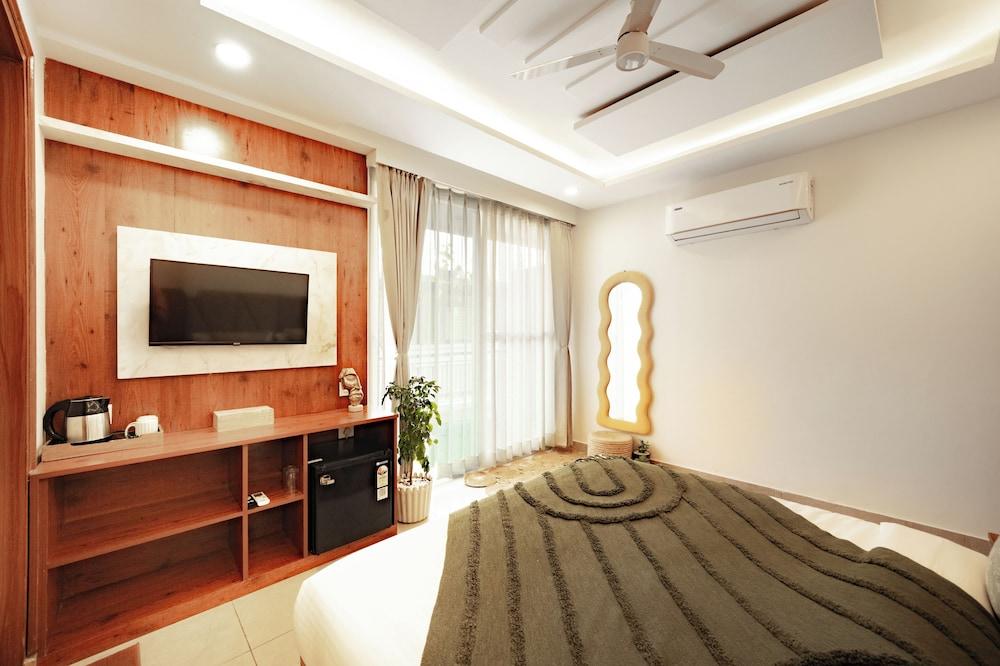 Hummingbird - A Luxury Stay