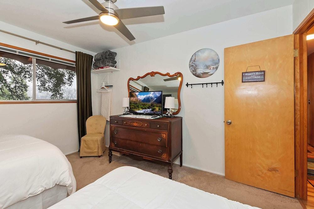 The Lazy Bear Cabin - For 6!