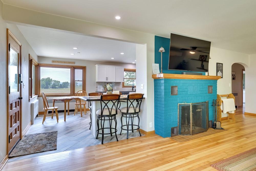 3 Mi to Lake Onalaska: Quaint Home w/ Prairie View