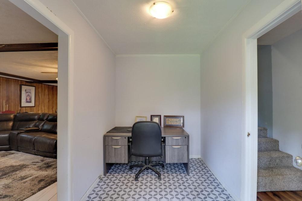 5 Mi to Bellhaven: Spacious Getaway in Jackson