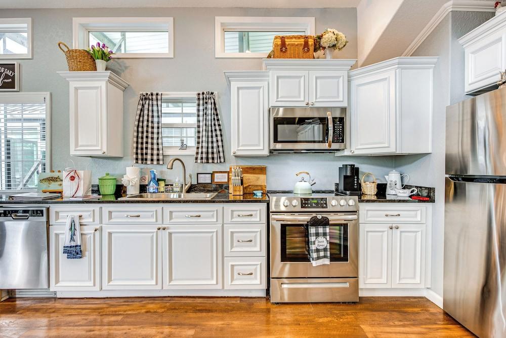 Modern Houseboat on Flint River w/ Dock!