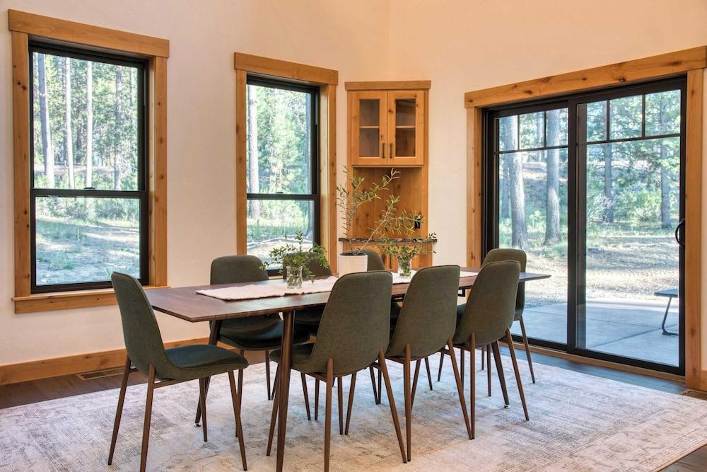 Spring River Retreat by Avantstay Lakefront Luxury w/ Hot Tub, Game Room & Near Bend