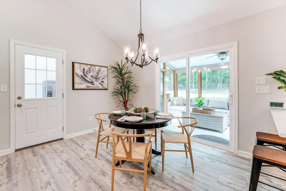 < 2 Mi to Dtwn Alpharetta: Home w/ Screened Porch!