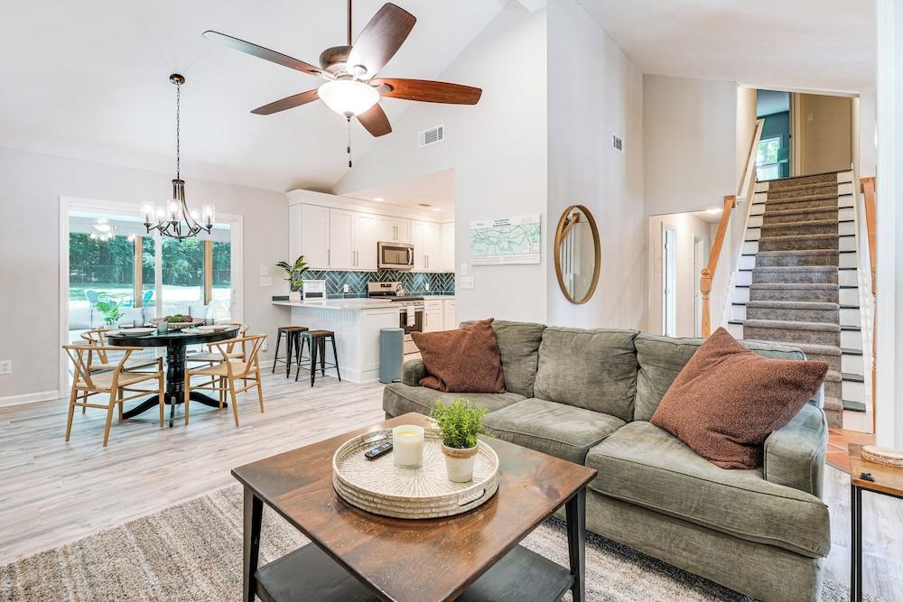 < 2 Mi to Dtwn Alpharetta: Home w/ Screened Porch!