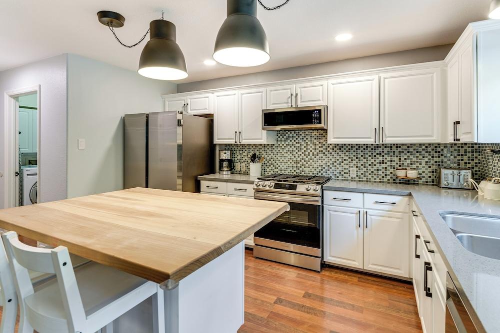 6 Mi to Northshore Park: Family Home w/ Pool!