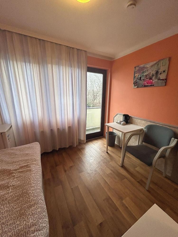 2-Rent Group Hostel Rooms AUB162