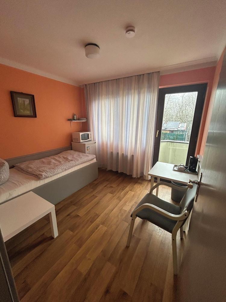 2-Rent Group Hostel Rooms AUB162