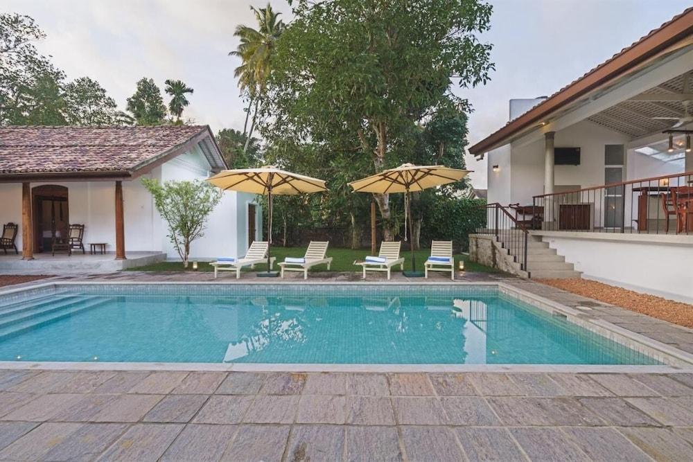 Kurundu Walawwa by The Clarks