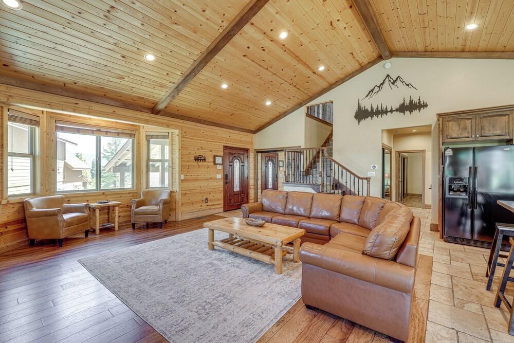 Walkable Big Bear Lake Home w/ Private Hot Tub!