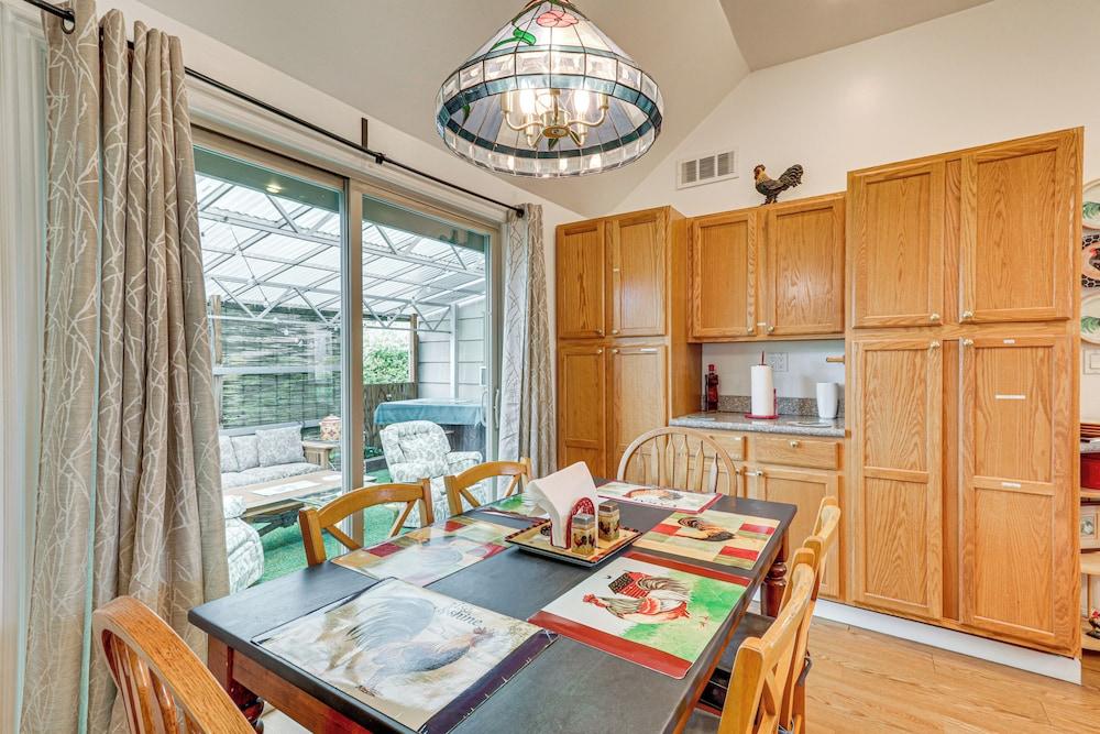 7 Mi to Dtwn Portland: Quiet Yet Central Home