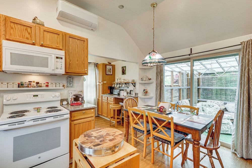 7 Mi to Dtwn Portland: Quiet Yet Central Home