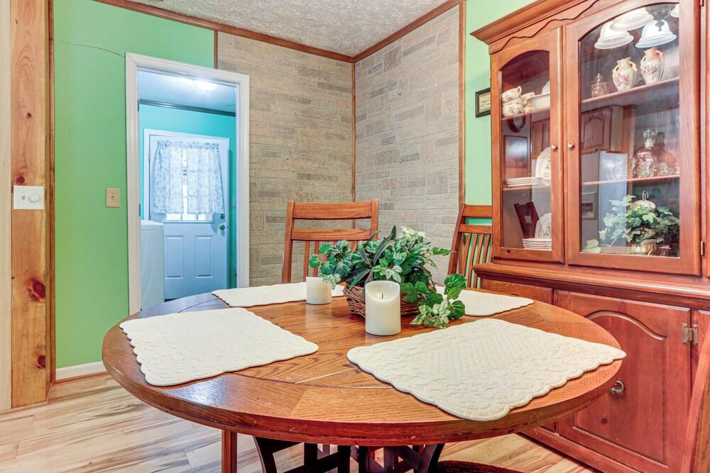 3 Mi to Potomac River: Remote Cabin in Springfield