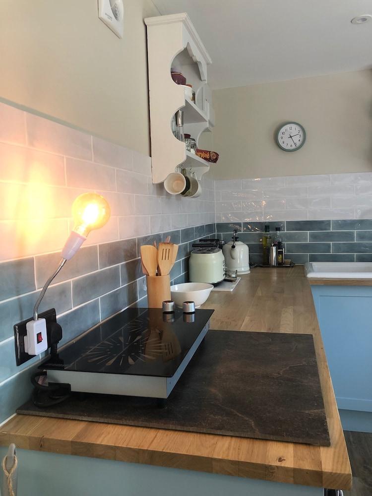 2 Guests - Garden Retreat With Balcony Views