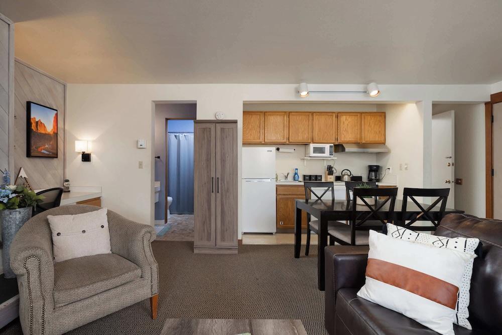 Cozy Cascade Retreat - For 4!