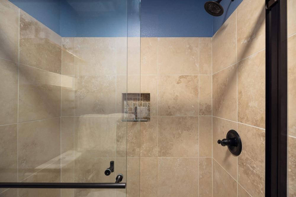 Cozy Cascade Retreat - For 4!