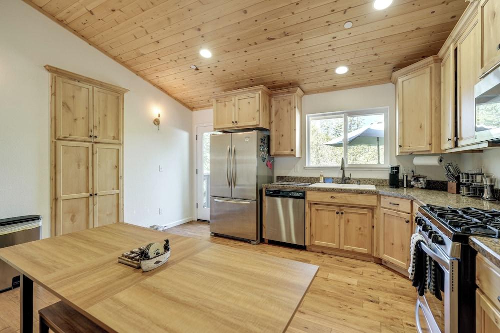 Walk to Dtwn: Charming Family Cabin in Twain Harte