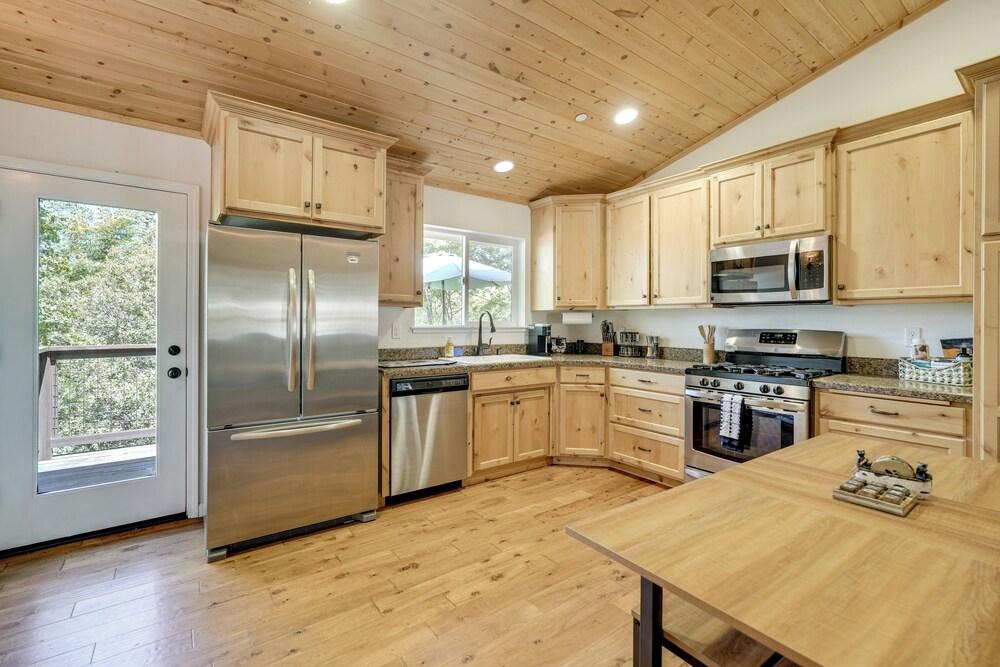 Walk to Dtwn: Charming Family Cabin in Twain Harte