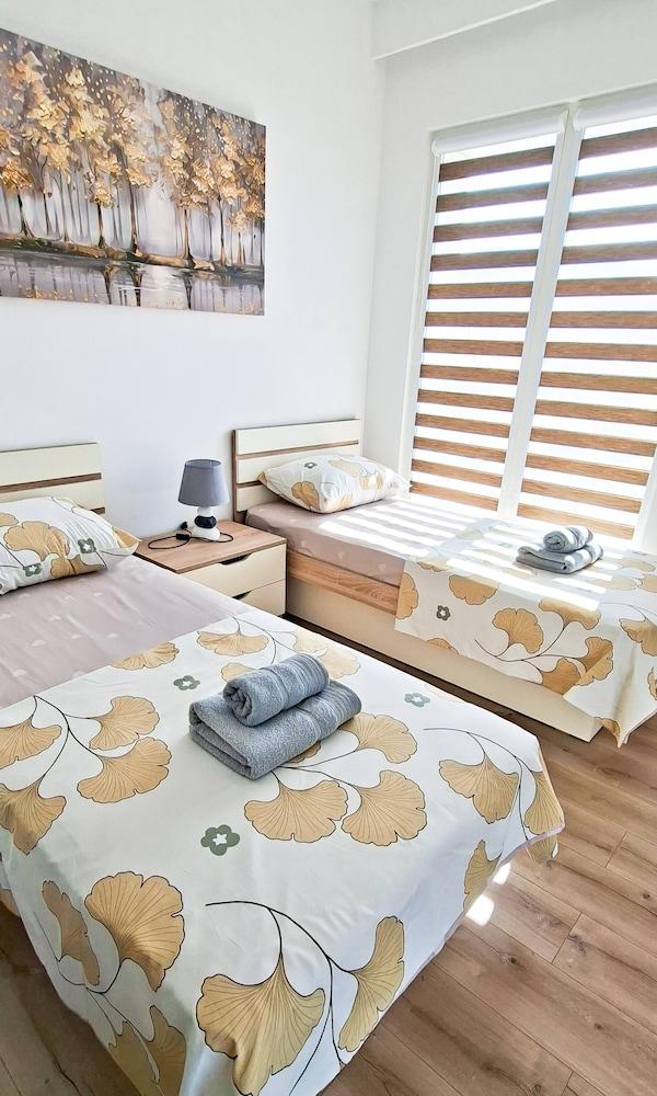 Deluxe Two Bedroom Condo & Pool on 5th Floor