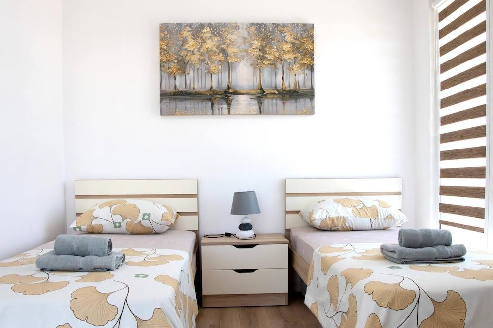 Deluxe Two Bedroom Condo & Pool on 5th Floor