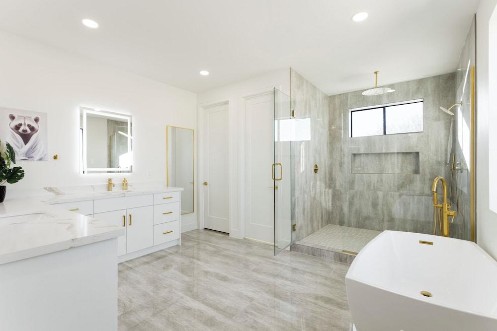 Luxe - Nouveau - Sparkling Pool - Walk to Old Town