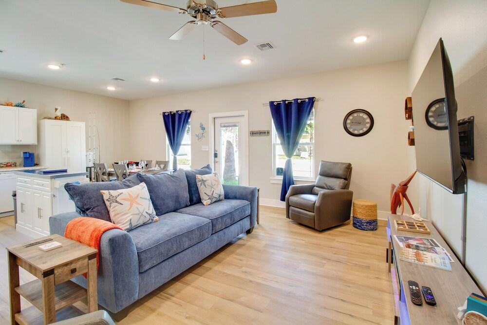 4 Mi to Rockport Beach Park: Home w/ Resort Perks