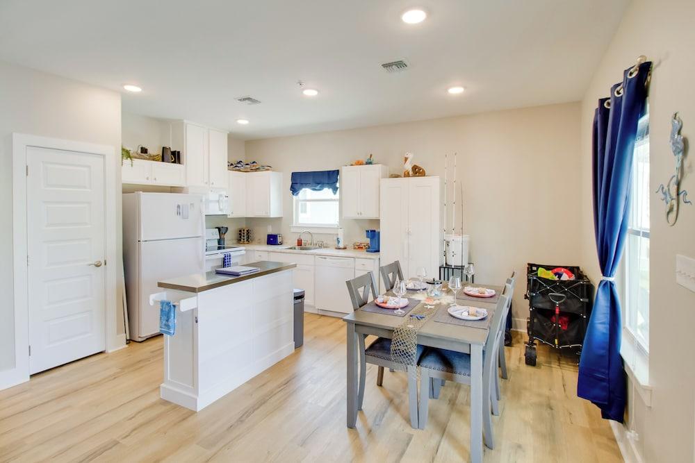 4 Mi to Rockport Beach Park: Home w/ Resort Perks