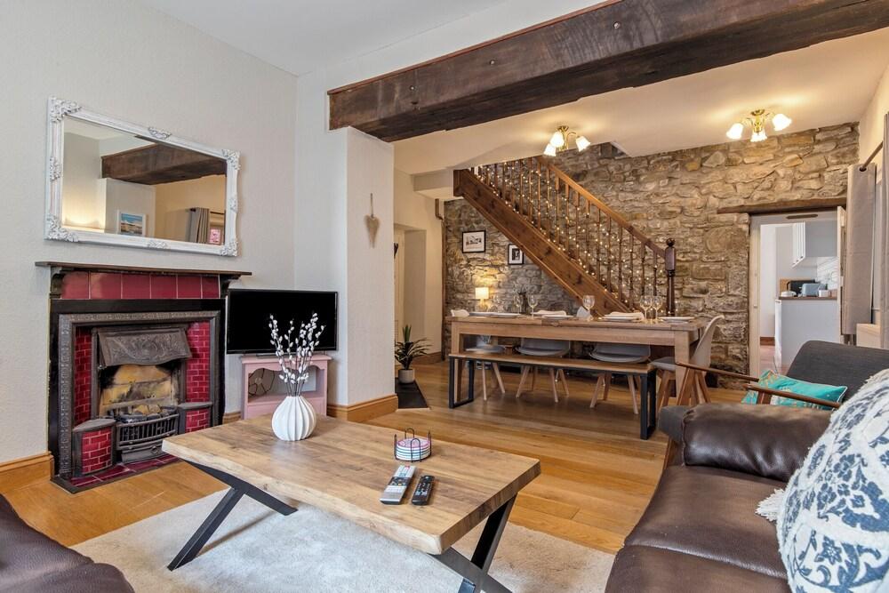 The Old Cottage - Central Location Near the Beach