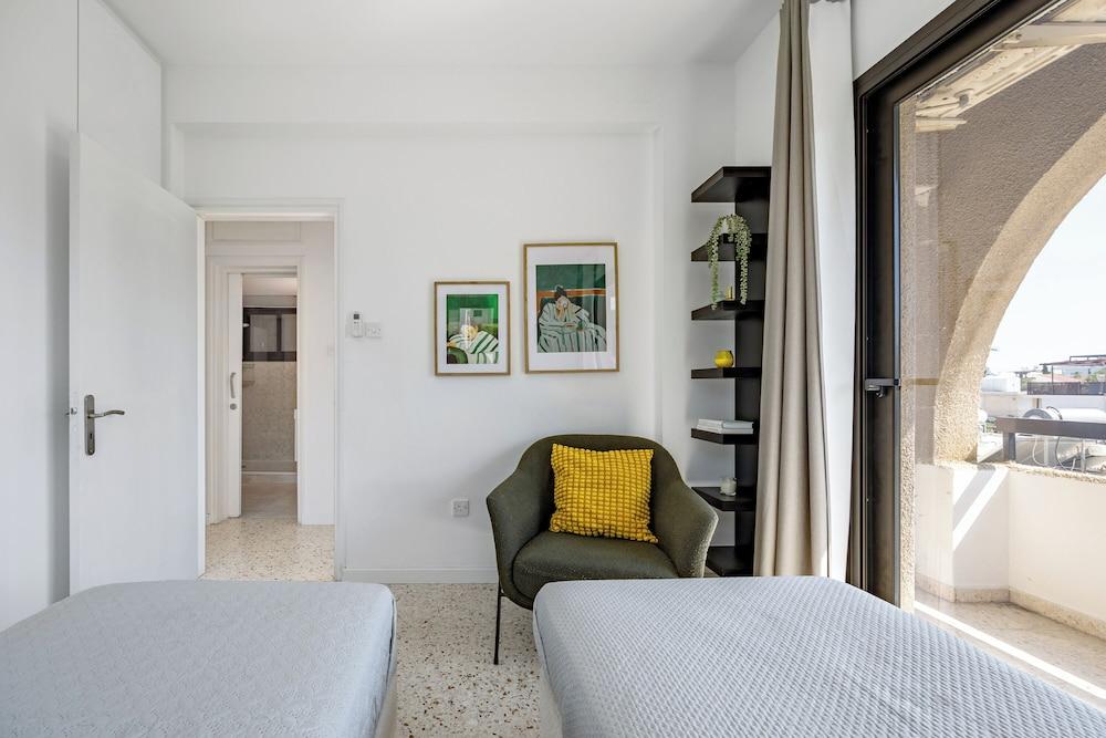 Trygoni Court - Elegant Downtown 3-bdr Apartment