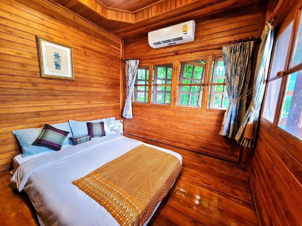 300 Years Old Wooden House w 3 Bedrooms and big Yard