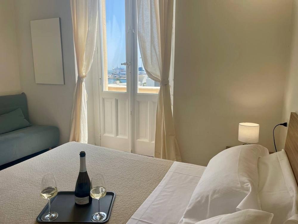 Onlyrooms V - Central & Train Station