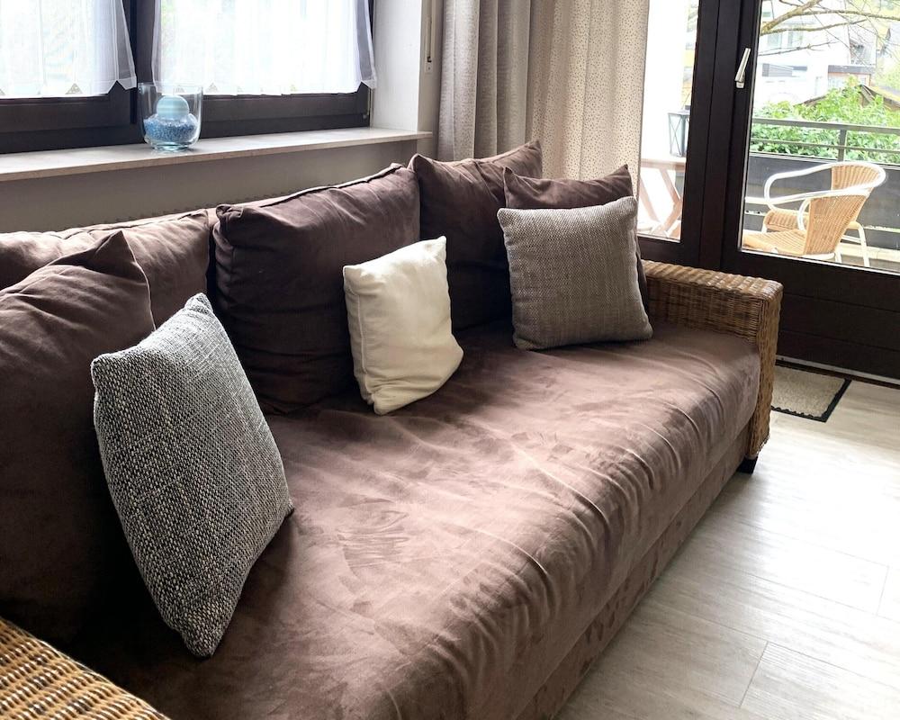 Spacious Flat Near Hiking Trails