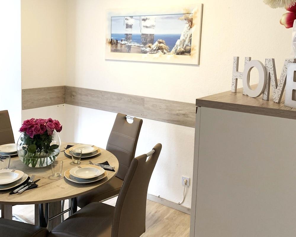 Spacious Flat Near Hiking Trails