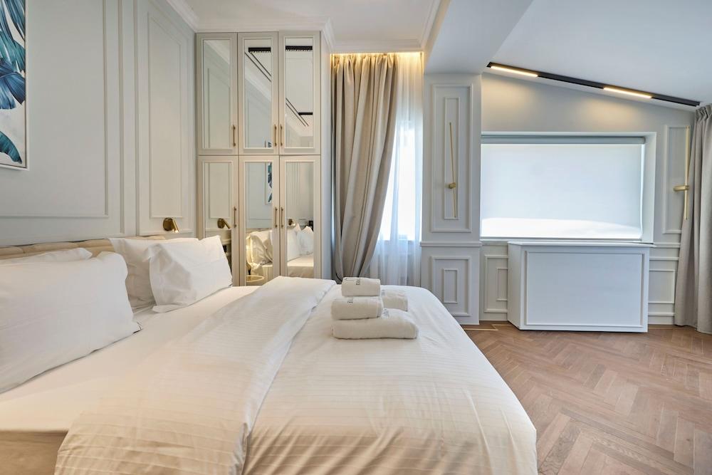 Ermou 99 Intelligent Private Suites