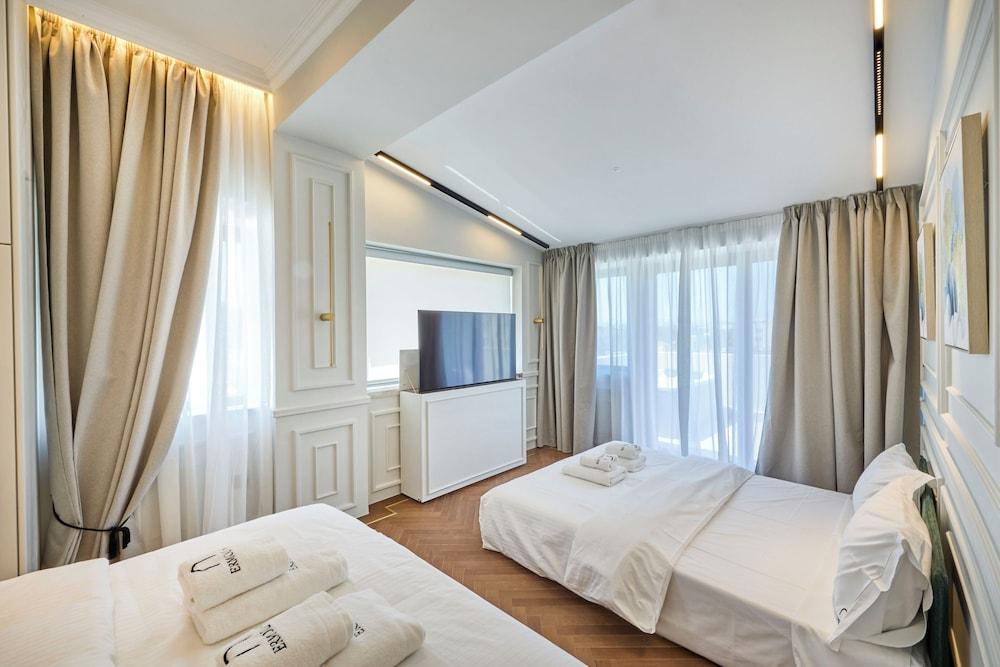 Ermou 99 Intelligent Private Suites