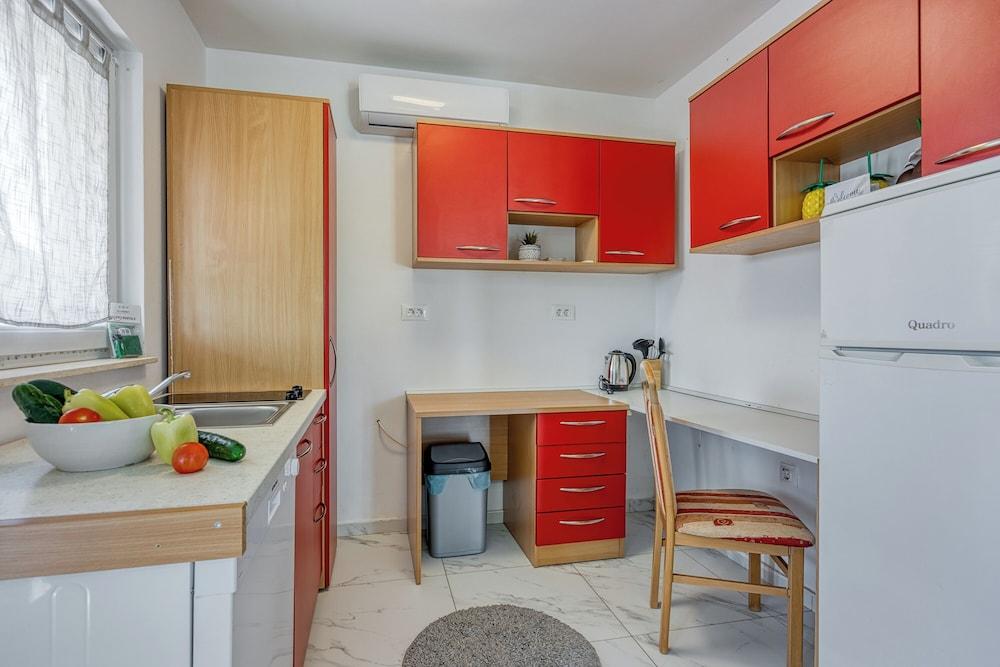 Cozy Holiday Home With Pool