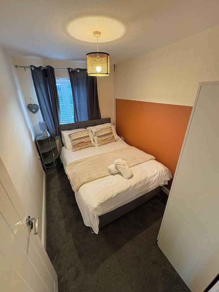 Spacious 3-bed House - Sleeps 8, Garden & Parking