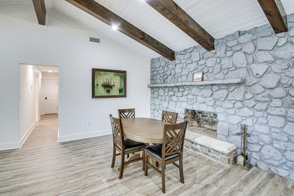 Lake Hamilton Views: Hot Springs Family Home!