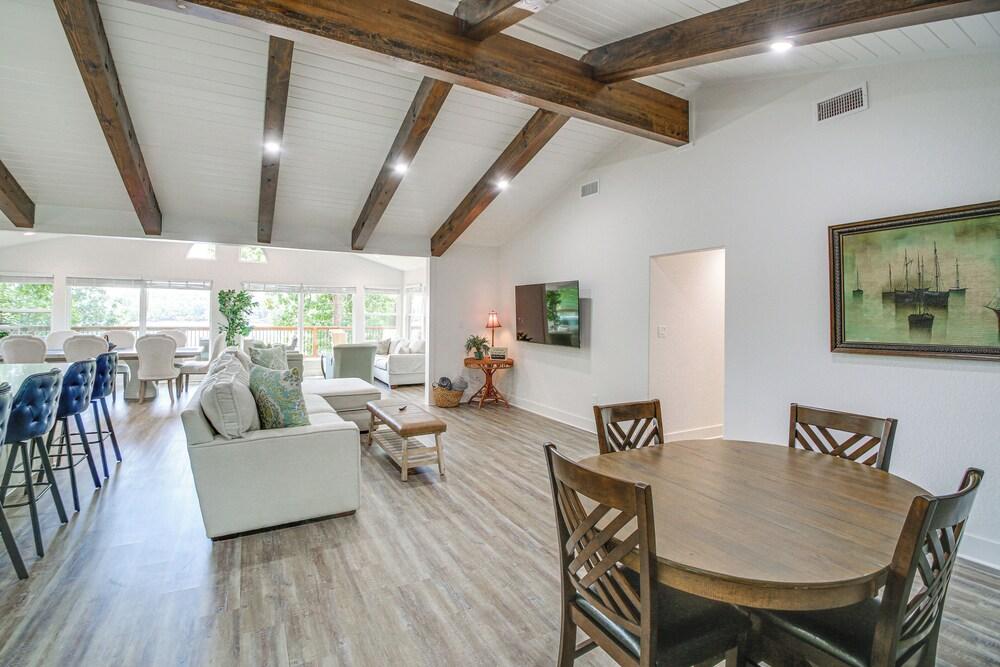 Lake Hamilton Views: Hot Springs Family Home!