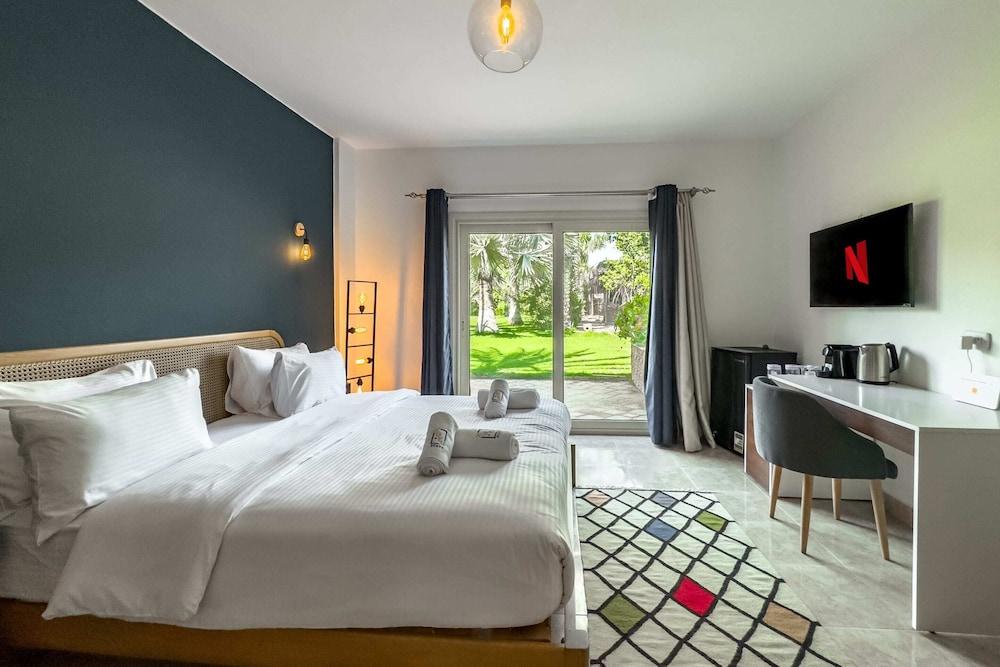 Xuru Stays I Waterfall Zoo Lodge