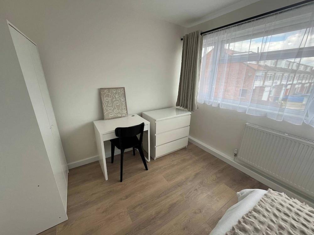 Cozy Cromwell Cottage in Croydon