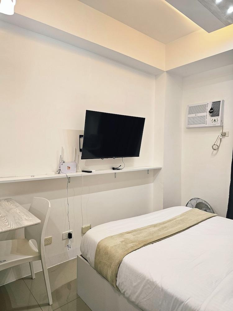 Modern Cozy Studio with Netflix