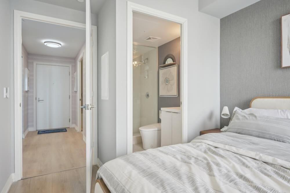 Upscale Condo in Downtown Toronto
